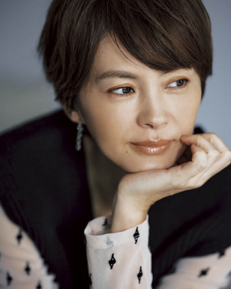 カットソー1万1000円（レイビームス／レイ ビームス新宿）　ニット1万9800円（ハイク／ボウルズ）　ピアス2万5300円（アルティーダ ウード）