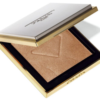 プラダ ライト グローイング パウダー 01 シャンパン1万1550円（プラダ ビューティ・限定発売）