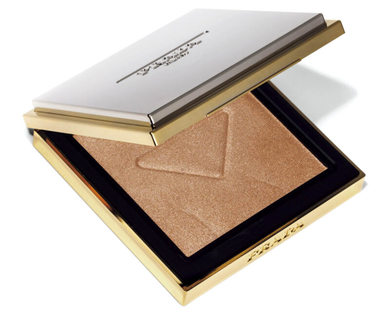 プラダ ライト グローイング パウダー 01 シャンパン1万1550円（プラダ ビューティ・限定発売）
