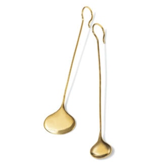 アシンメトリーなデザインで繊細に揺れるしずく型ゴールドピアス3万3000円(リューク)