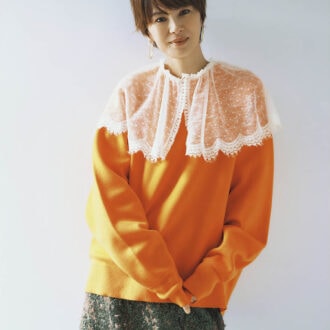 オレンジニット3万6300円(ナゴンスタンス) レースブラウス4万4000円(ミュベール) スカート4万6200円(ともにミュラー オブ ヨシオクボ) ピアス4万2900円(マリハ)