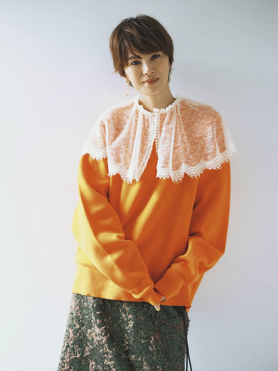 オレンジニット3万6300円（ナゴンスタンス）　レースブラウス4万4000円（ミュベール）　スカート4万6200円（ともにミュラー オブ ヨシオクボ）　ピアス4万2900円（マリハ）