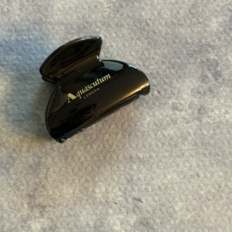 グリップ力もばっちりの高級感あふれるヘアクリップ