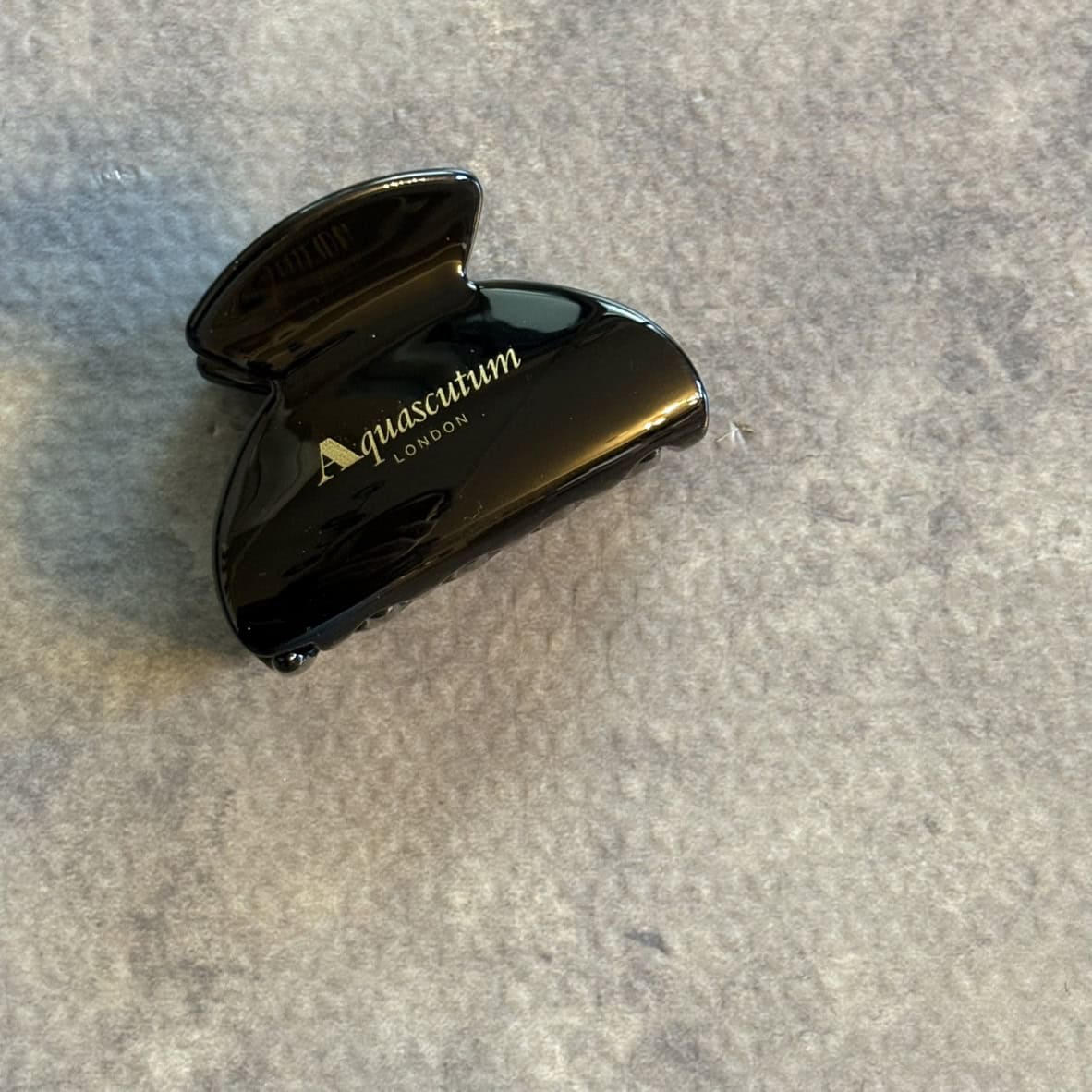 グリップ力もばっちりの高級感あふれるヘアクリップ