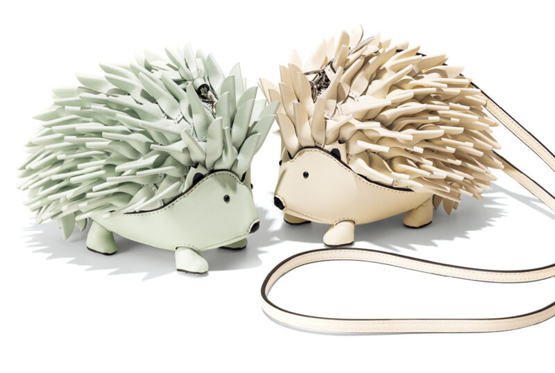 ハリネズミバッグ 各5万7200円(ともにケイト・スペード ニューヨーク/ケイト・スペード カスタマーサービス)