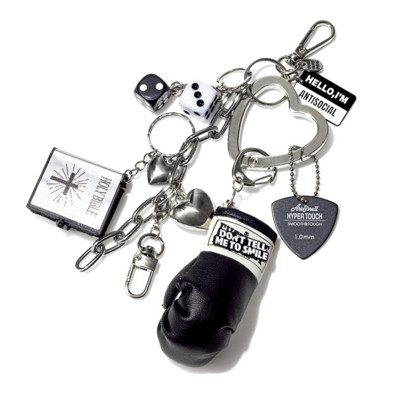 【派手チャーム】が2026年“お守りアイテム”。