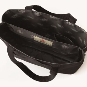 POINT①　荷物の整理、収納に便利な仕切り付き