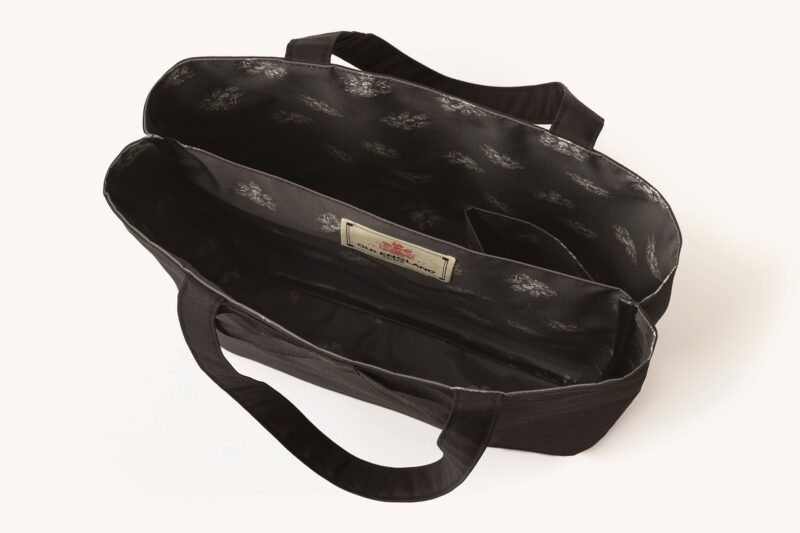 POINT①　荷物の整理、収納に便利な仕切り付き