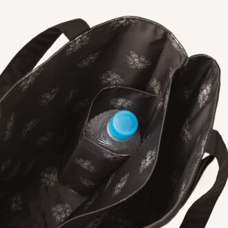 POINT③　ドリンクや傘を立てたまま収納できる縦型ホルダー