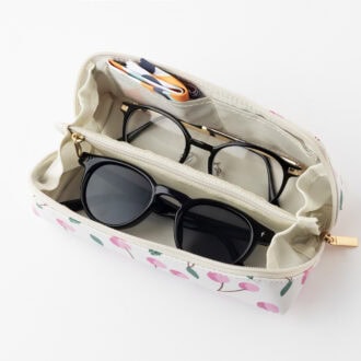 『素敵なあの人』2026年2月号特別付録は「kippis」コラボの「収納上手なマルチケース」に眼鏡をオン