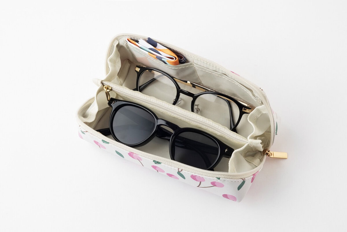 『素敵なあの人』2026年2月号特別付録は「kippis」コラボの「収納上手なマルチケース」に眼鏡をオン