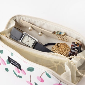 『素敵なあの人』2026年2月号特別付録は「kippis」コラボの「収納上手なマルチケース」アクセサリーなどを