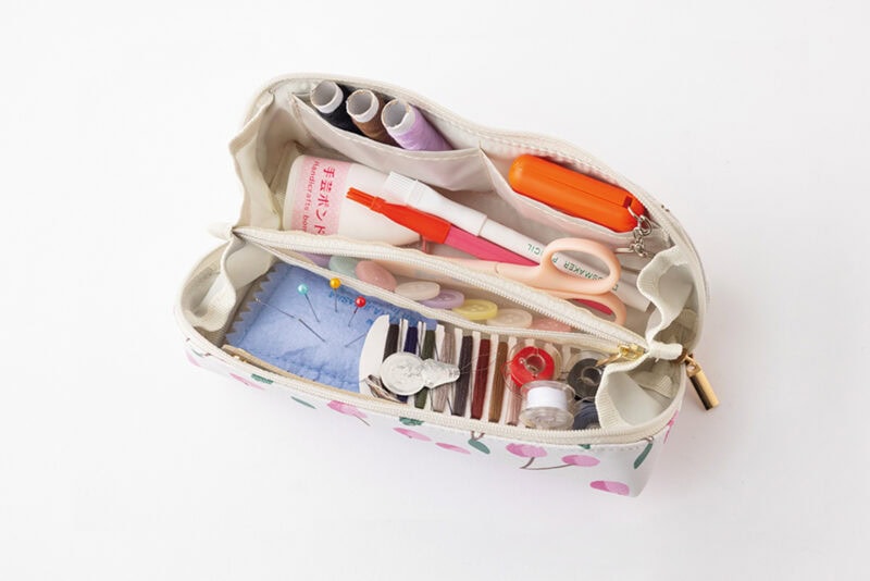 『素敵なあの人』2026年2月号特別付録は「kippis」コラボの「収納上手なマルチケース」に裁縫道具を