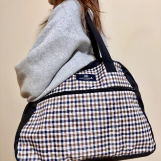 肩から掛けられるので少し重くなっても大丈夫！