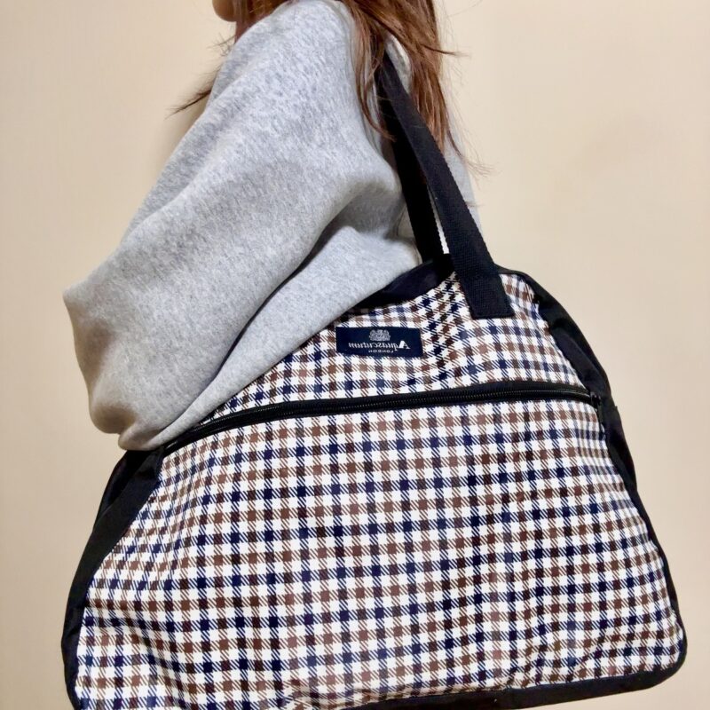 肩から掛けられるので少し重くなっても大丈夫！