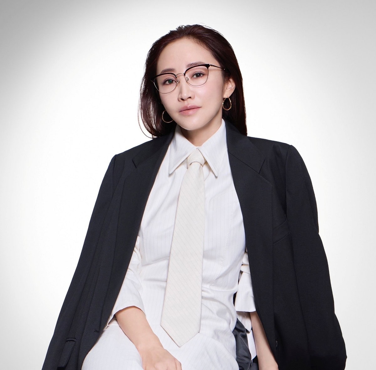 マニッシュスタイルに女っぷりを引き立たせて