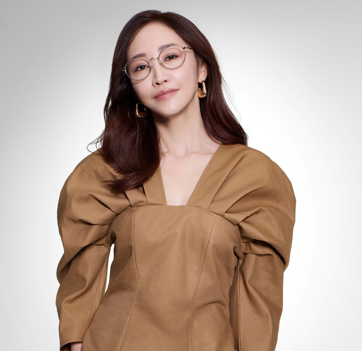 女性らしい華やぎコーデにプラス