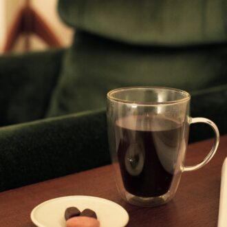 コーヒーとチョコレートは 一日の終わりの小さなご褒美