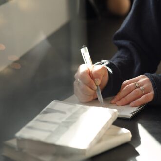 “書く瞑想”ともいわれる「ジャーナリング」。