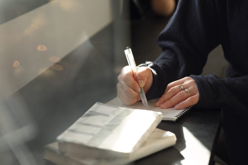 “書く瞑想”ともいわれる「ジャーナリング」。