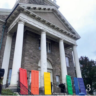 3.アメリカのマサチューセッツ州のケンブリッジにて。「魔女裁判で有名な町で、ハロウィンの時期に行ったら古い建物がLGBTQアレンジされていました」