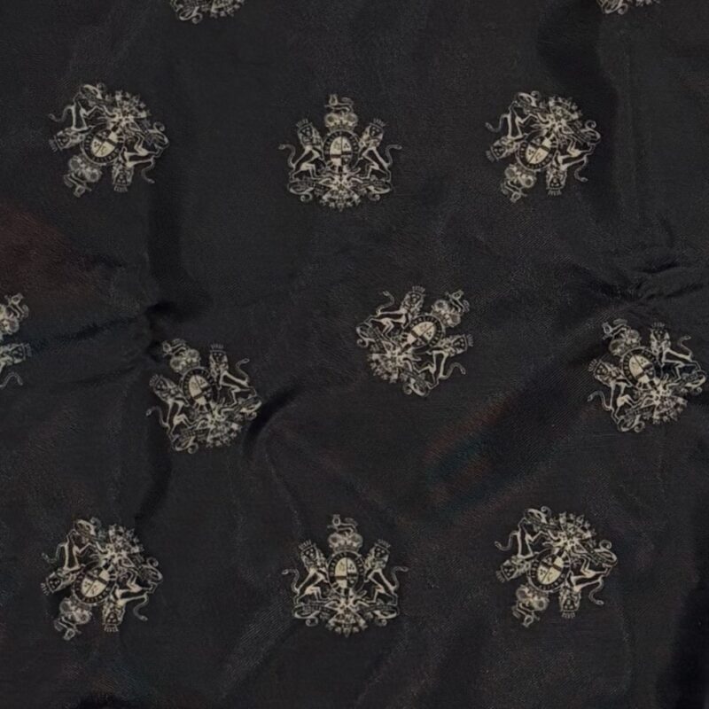 内側にはクラシックな紋章プリント