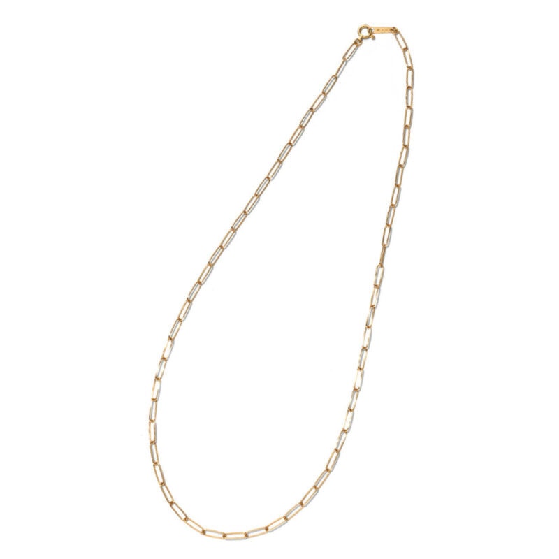 ひとつでも重ねても決まるスクエアな形のチェーン。ネックレス5万5000円、縦長のスモーキークォーツがモダン。(4℃ オムプラス/エフ・ディ・シィ・プロダクツ)