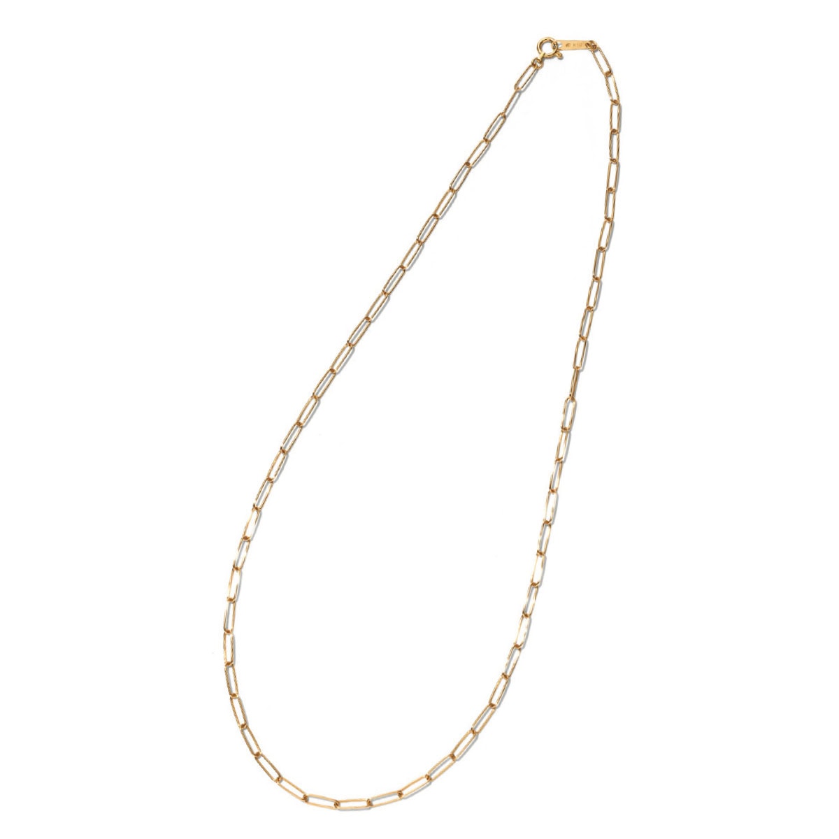 ひとつでも重ねても決まるスクエアな形のチェーン。ネックレス5万5000円、縦長のスモーキークォーツがモダン。（４℃ オムプラス／エフ・ディ・シィ・プロダクツ）