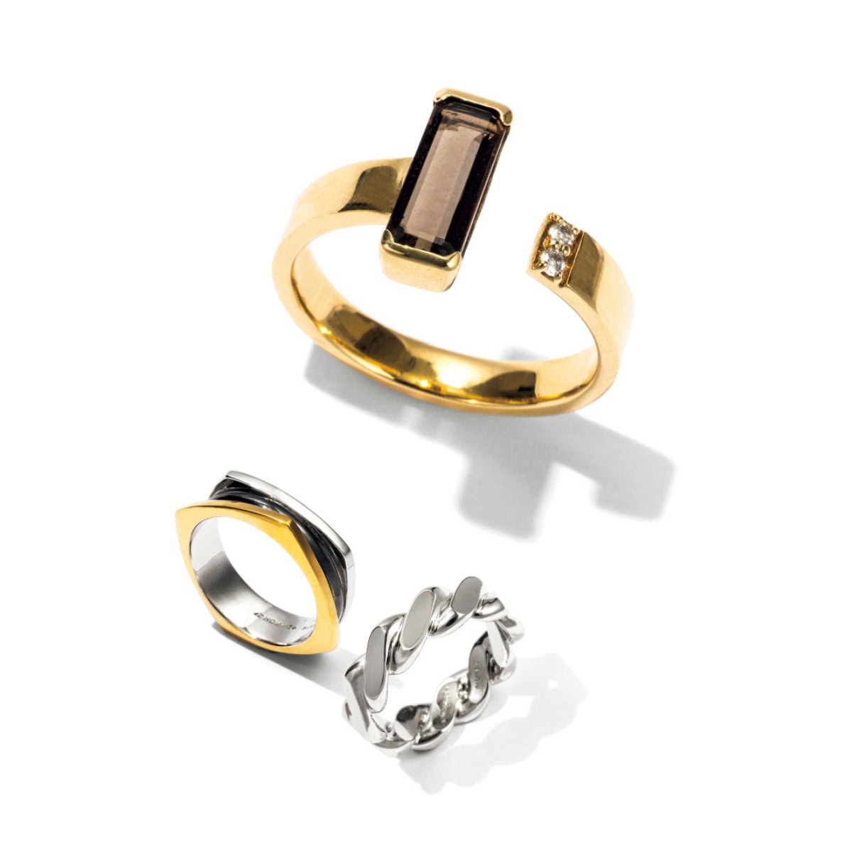 リング9万200円（ともに４℃）　異なるマテリアルとカラーのリングを重ねたようなデザインが新鮮。リング2万7500円、クリーンな雰囲気が◎。リング1万9800円（ともに４℃ オムプラス／すべてエフ・ディ・シィ・プロダクツ）