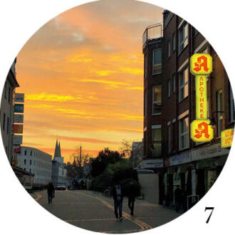 7.ドイツにて。夕焼けと看板とのコントラストがきれい。