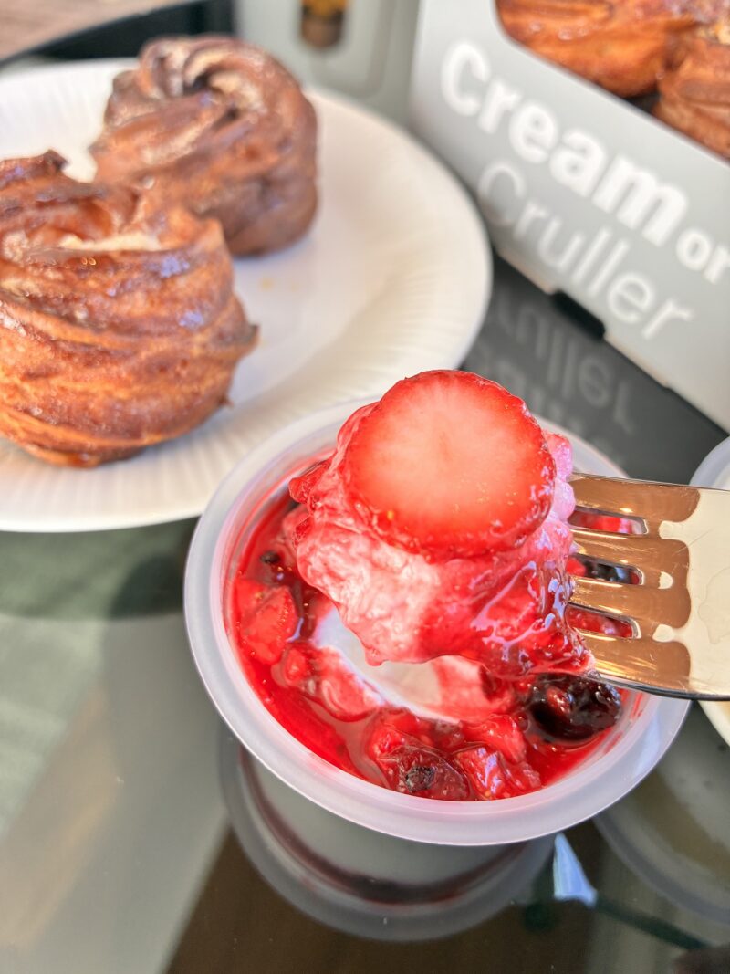 『シュークルーラー』専門店「Cream or Cruller」の限定ディップいちごベリーヨーグルト