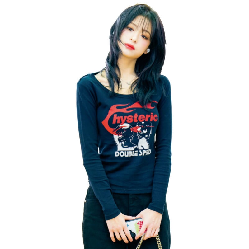 韓国アイドルグループBABY MONSTERのオールラウンダー、アヒョンはヒステリックグラマーの黒Tシャツに赤リップで、ドールのような魅力が炸裂☆