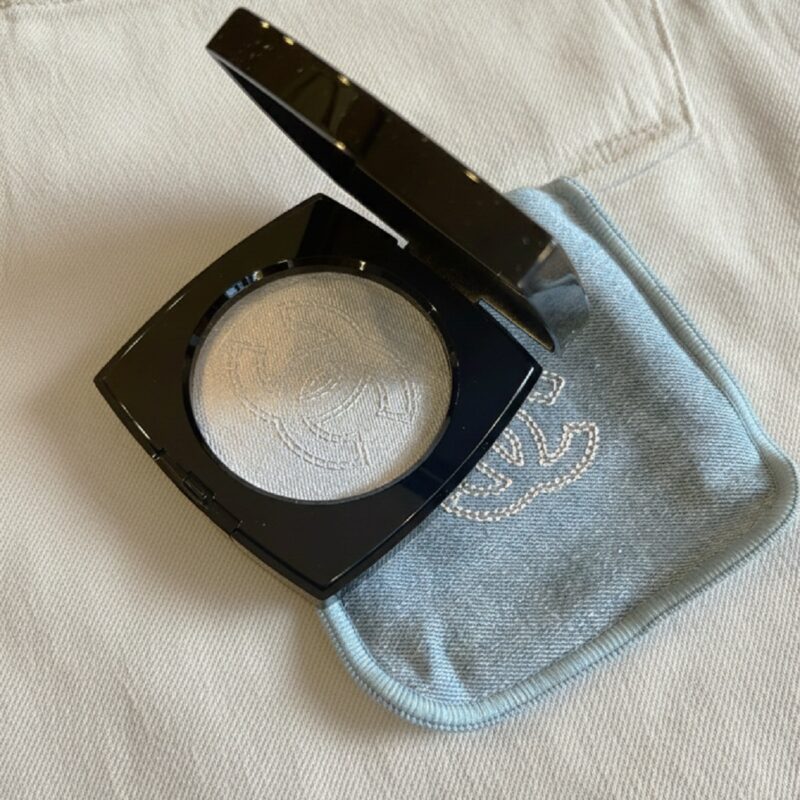 履きこんだデニムのような光沢を肌にもたらす【ハイライター】