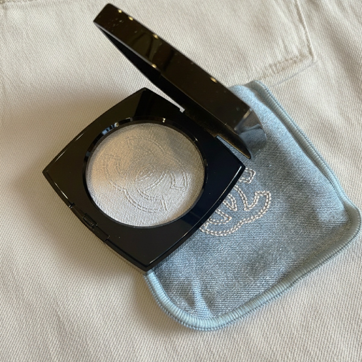 履きこんだデニムのような光沢を肌にもたらす【ハイライター】