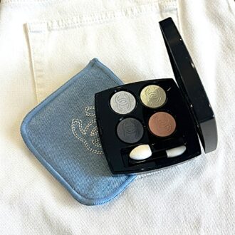 デニムカラーで目もとを主張する【アイシャドウ】