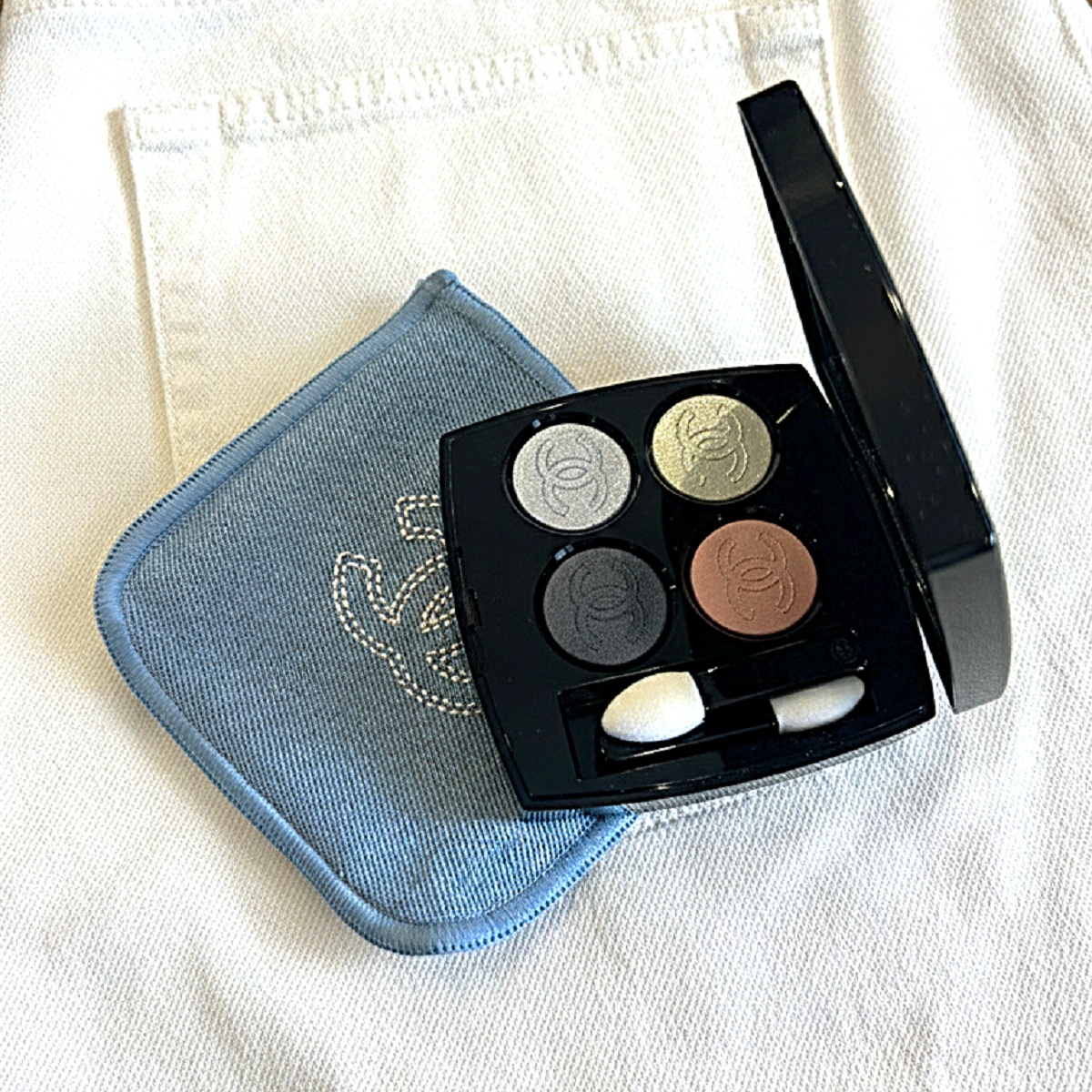 デニムカラーで目もとを主張する【アイシャドウ】