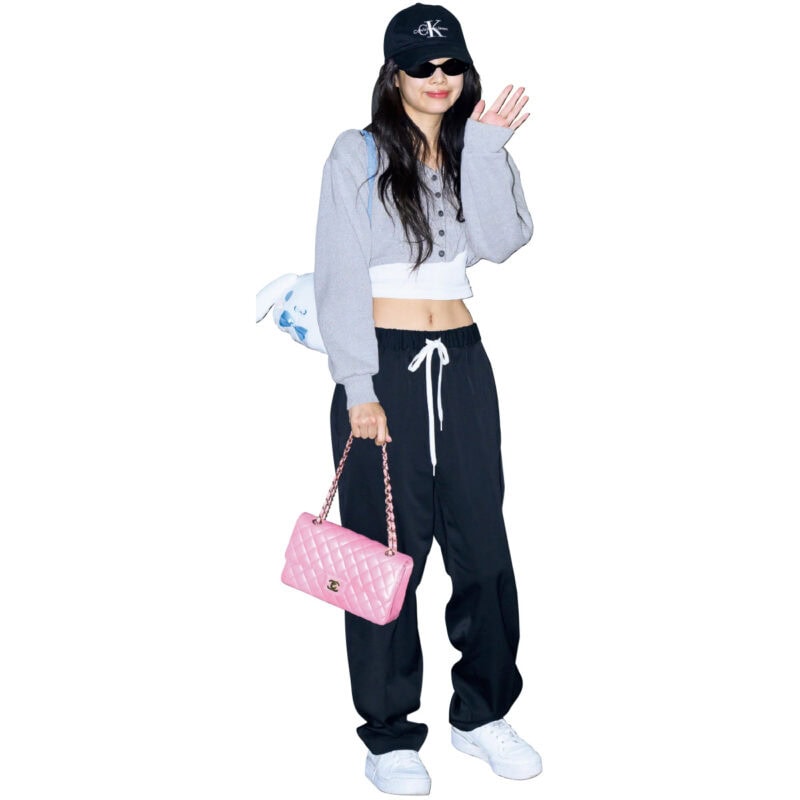 カルバン・クラインのグローバルアンバサダーを務めるBLACKPINKのジェニー。ckロゴのキャップでスポーティに。