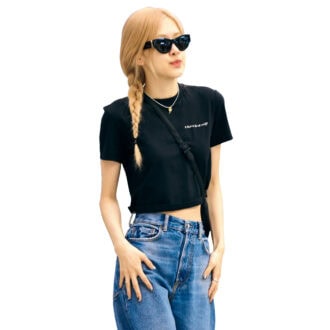 カルバン・クラインのショート丈黒Tシャツ姿のラフスタイルで現れたBLACKPINK・ロゼを空港でキャッチ。