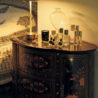 ベッドの傍らには、中国のヴィンテージのサイドテーブルを配置。異国の異なるテイストのものが調和している。