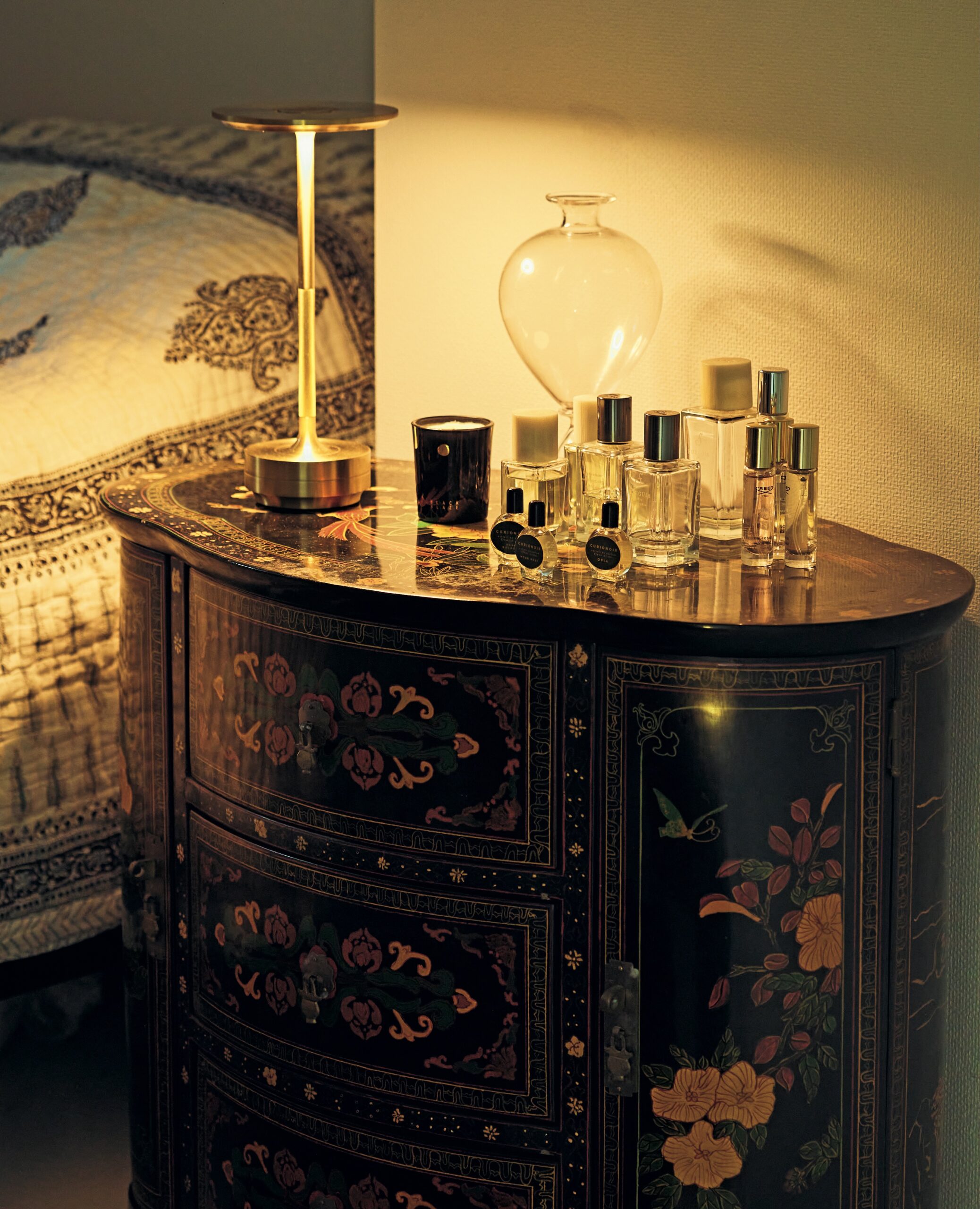 ベッドの傍らには、中国のヴィンテージのサイドテーブルを配置。異国の異なるテイストのものが調和している。