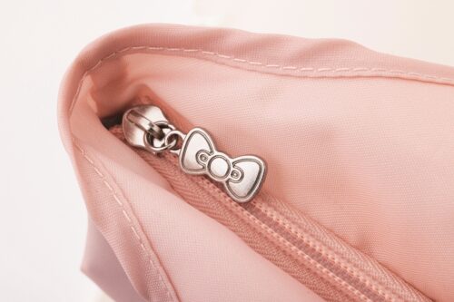 GLOW 2026年5月・6月合併号2026年5月・6月合併号 付録【メゾンスペシャル×ハローキティ　保温・保冷マルシェバッグ】 天ファスナー付きで、可愛いリボンチャーム