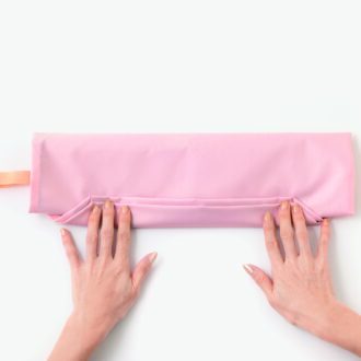 ❸はみ出した部分を内側に折りこんだら