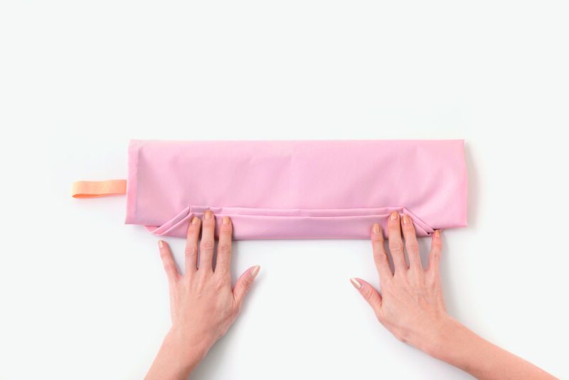 ❸はみ出した部分を内側に折りこんだら