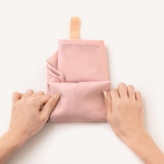 ❹縦にしてくるくる……サイドのゴムで留めます