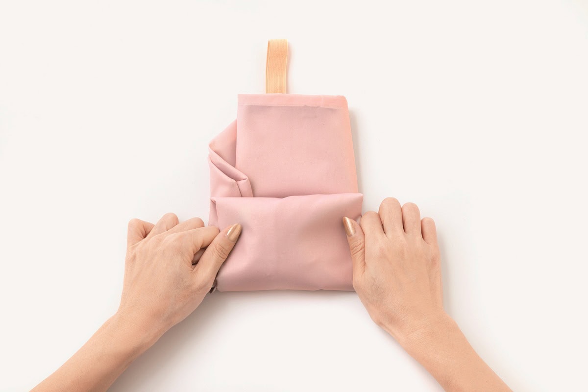 ❹縦にしてくるくる……サイドのゴムで留めます