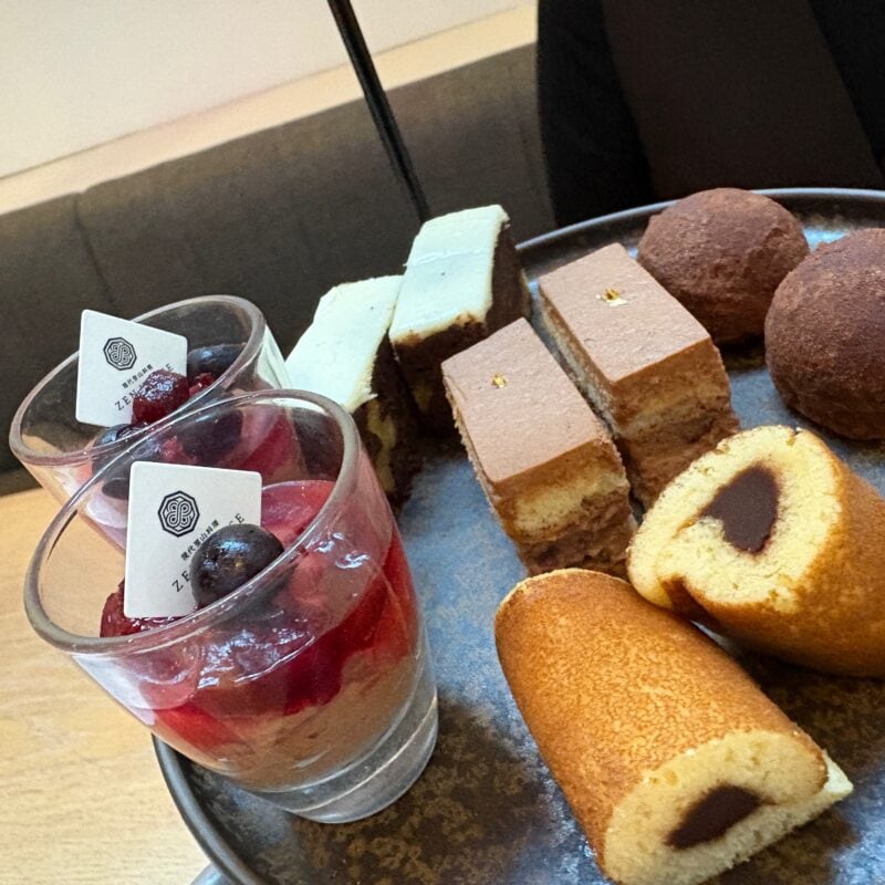 〈一の段〉は、苺とチョコの和洋折衷スイーツ