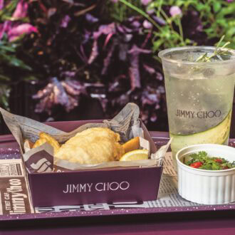 イギリスを代表する伝統的なメニュー「フィッシュ＆チップス」と「ヴァージントニック」