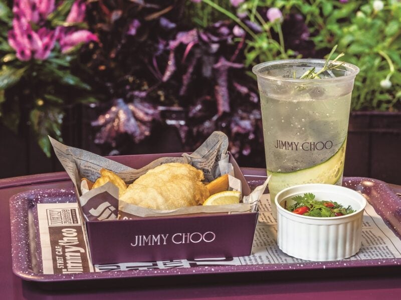 イギリスを代表する伝統的なメニュー「フィッシュ&チップス」と「ヴァージントニック」