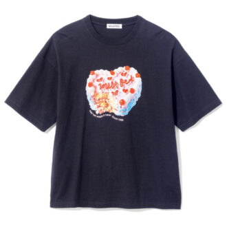 アニバーサリーケーキの限定デザインにワクワク。Tシャツ5500円（ミルクフェド／ミルクフェド 新宿）