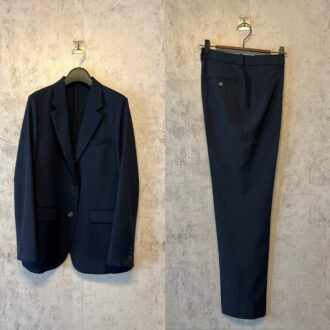 感動ジャケット／カスタムオーダー6,990円、感動スリムパンツ3,990円（共にユニクロ）